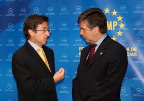 El Secretario General de la FEMP, Angel Fernández Díaz, junto al Director General de la Policía, Ignacio Cosidó.