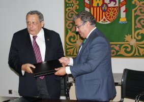 Juan Ignacio Zoido y Roque Gistau firmaron el convenio