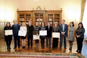 Los premiados posan con los representantes de la FEMP, del Ministerio y de la Fundación Coca-Cola