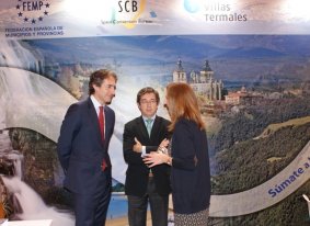 Íñigo de la Serna, en el stand de la FEMP, con el Secretario General de la Federación, Ángel Fernández, y la Alcaldesa de Alba de Tormes, Concepción Miquelez.