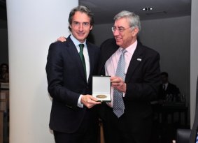 Iñigo de la Serna y Juan Gimeno, tras la entrega de la Medalla.