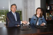 El Presidente de la FEMP y la Vicepresidenta de la RECI, tras la firma.