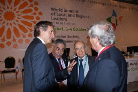 El Presidente de la FEMP, a la izquierda, junto con los Alcaldes de Rabat y Barcelona y otro de los Alcaldes asistentes, al finalizar la ceremonia inaugural.