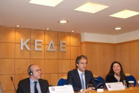 El Presidente de la FEMP aparece acompañado del Secretario General del CMRE, Frédéric Vallier, y de Panrea Olfarou, Ministra de Desarrollo y Competencias de Grecia. El Buró se ha celebrado en la sede de la Asociación de Municipios de Grecia, KEDE.