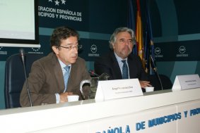 Ángel Fernández, Secretario General de la FEMP, en primer término, y Jesús Herrero, Secretario General de ATUC, en la apertura de la Jornada.