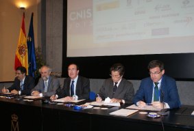 Ángel Fernández, segundo por la derecha, en la mesa de apertura del Congreso.