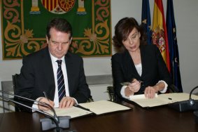 Abel Caballero y Esther Arizmendi han firmado el convenio en la sede de la FEMP.